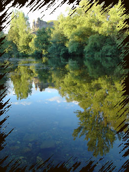 castillo reflejado en rio